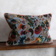 Cojín de terciopelo relleno de plumas