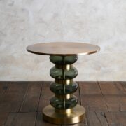 Mesa auxiliar de chapa dorada y cristal