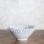 Fuente blanca borde rizado